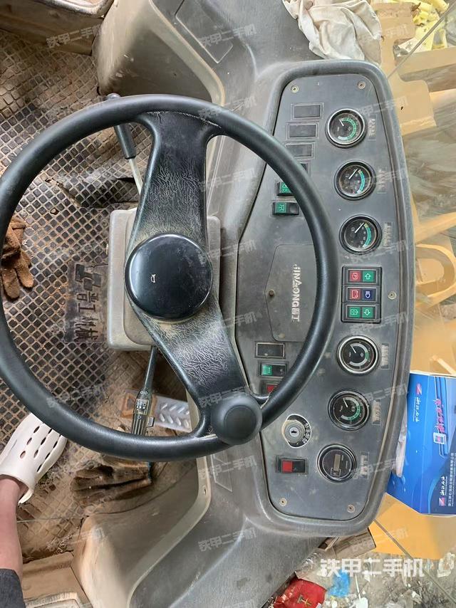 駕駛室操作臺(tái)(整機(jī)外觀及大件) 駕駛室操作臺(tái)(整機(jī)外觀及大件)