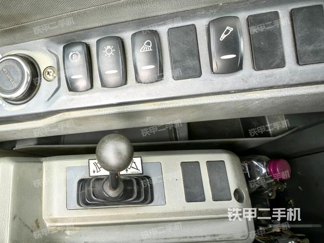 座椅右側(cè)控制臺/鑰匙門/油門/含右手柄（駕駛室部分）