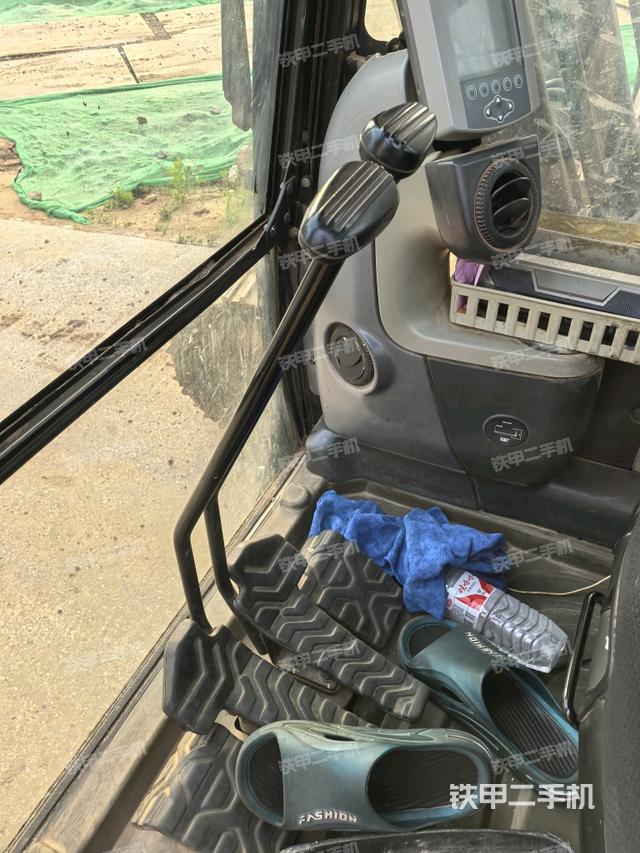 行走控制手柄和踏板?俯拍（駕駛室部分）