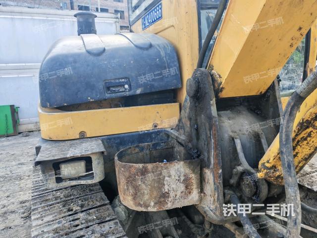 轉(zhuǎn)盤(pán)和下車(chē)架正前(工作和回轉(zhuǎn)裝置) 轉(zhuǎn)盤(pán)和下車(chē)架正前(工作和回轉(zhuǎn)裝置)