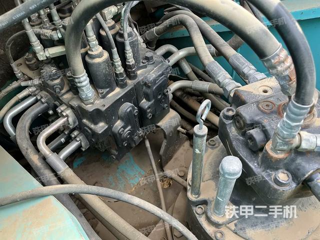 回轉(zhuǎn)馬達(dá)和主控閥(整機(jī)外觀) 回轉(zhuǎn)馬達(dá)和主控閥(整機(jī)外觀)