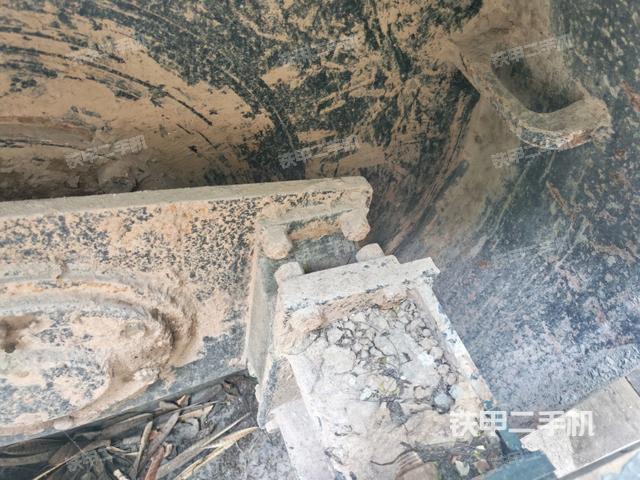 鉸接正左側(cè)（壓路機(jī)前后車架）