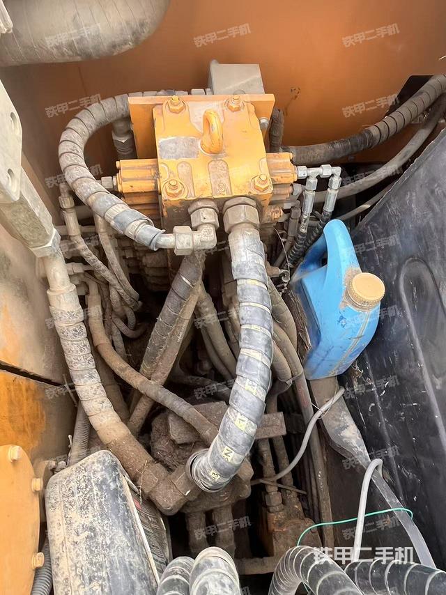 回转马达和主控阀（整机外观）