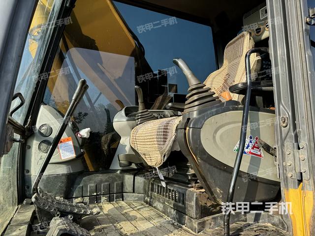 駕駛室整體(整機(jī)外觀) 駕駛室整體(整機(jī)外觀)