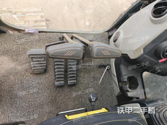 行走控制手柄和踏板?俯拍(駕駛室部分) 行走控制手柄和踏板?俯拍(駕駛室部分)