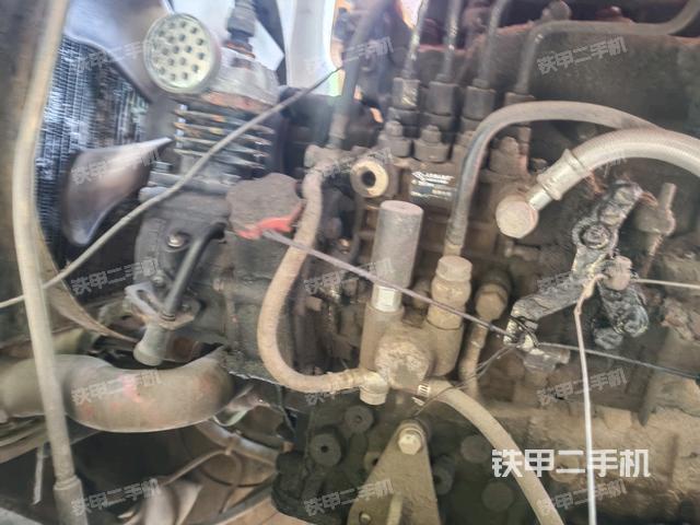 發(fā)動(dòng)機(jī)右側(cè)全景（壓路機(jī)發(fā)動(dòng)機(jī)艙）