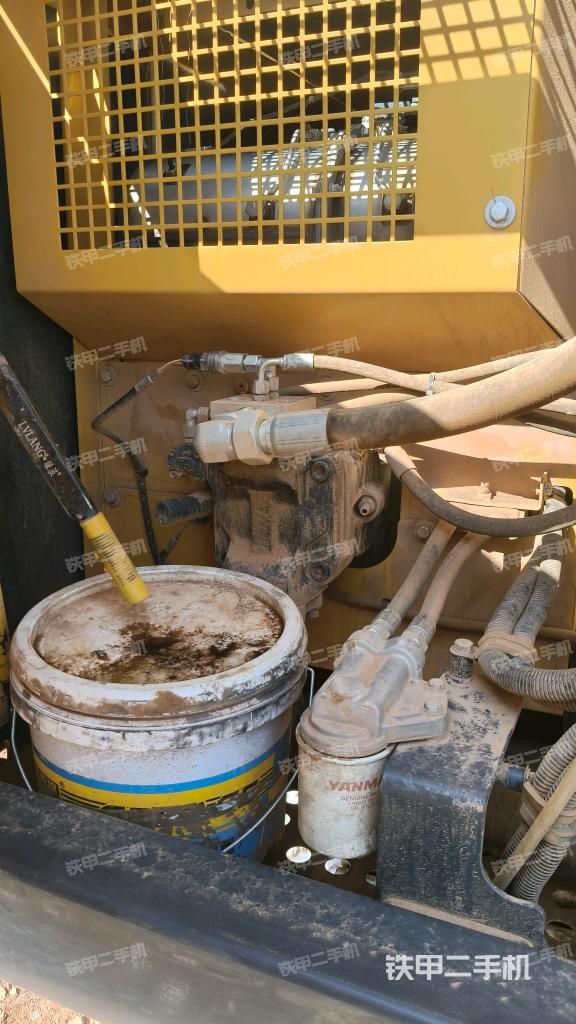 液壓泵艙室正面整體(整機(jī)外觀) 液壓泵艙室正面整體(整機(jī)外觀)