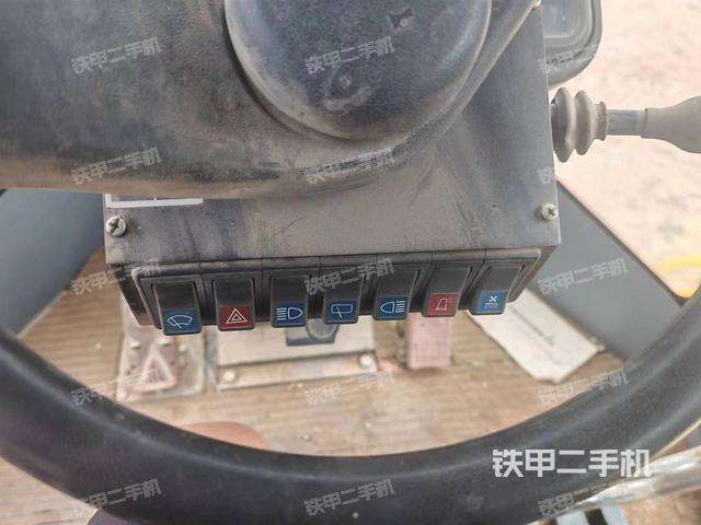 駕駛室正側(cè)(駕駛室/操作室) 駕駛室正側(cè)(駕駛室/操作室)