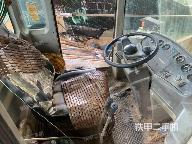 駕駛室工作臺(tái)(整機(jī)外觀及大件) 駕駛室工作臺(tái)(整機(jī)外觀及大件)