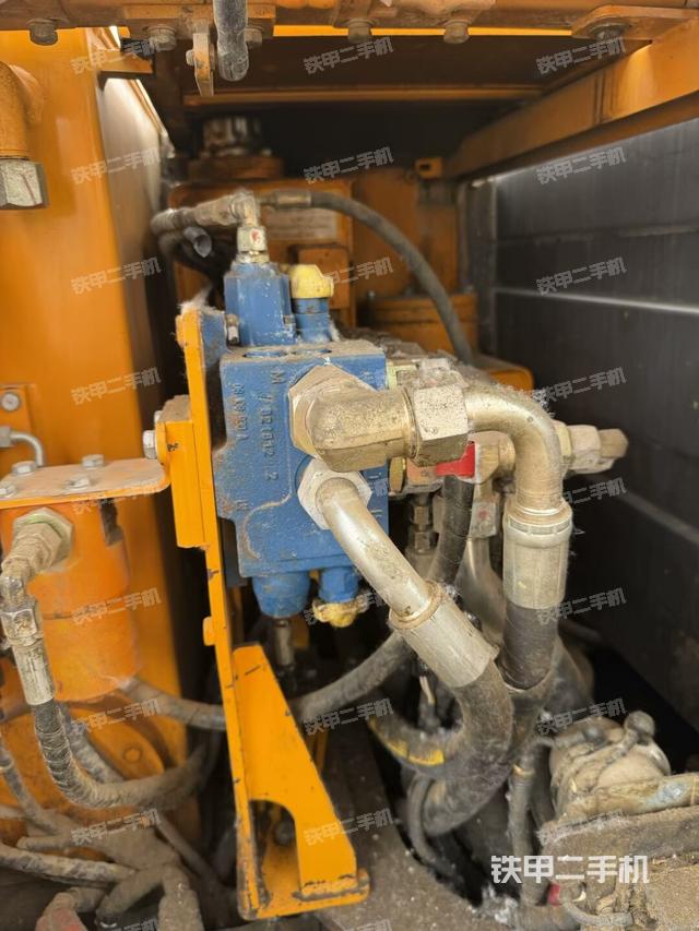 回转马达和主控阀(整机外观) 回转马达和主控阀(整机外观)