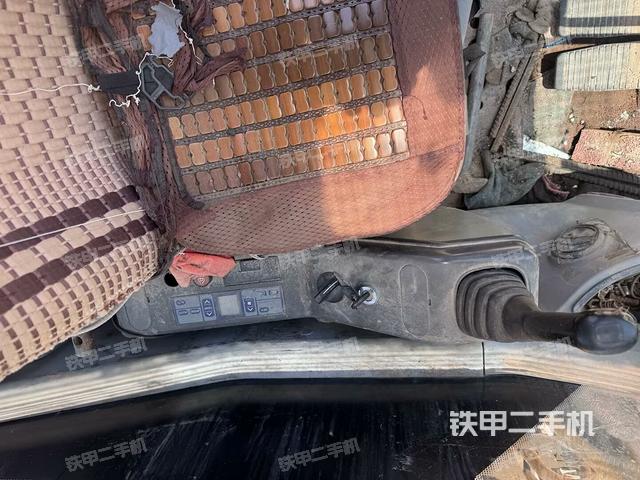 座椅右側(cè)控制臺/鑰匙門/油門/含右手柄(駕駛室部分) 座椅右側(cè)控制臺/鑰匙門/油門/含右手柄(駕駛室部分)