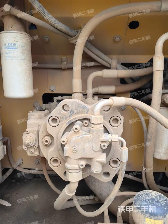 液壓泵艙室正面整體(整機(jī)外觀) 液壓泵艙室正面整體(整機(jī)外觀)