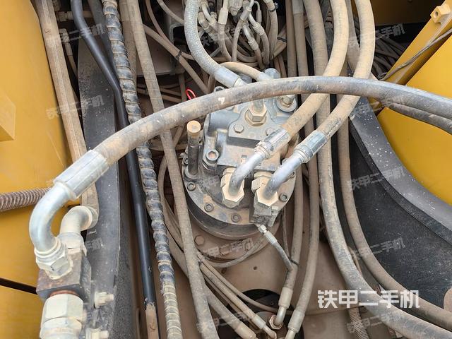 回轉(zhuǎn)馬達(dá)和主控閥(整機(jī)外觀) 回轉(zhuǎn)馬達(dá)和主控閥(整機(jī)外觀)