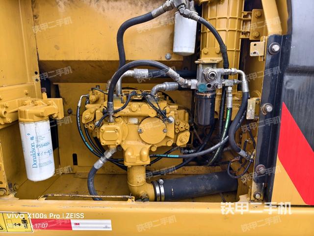 液壓泵艙室正面整體(整機外觀) 液壓泵艙室正面整體(整機外觀)