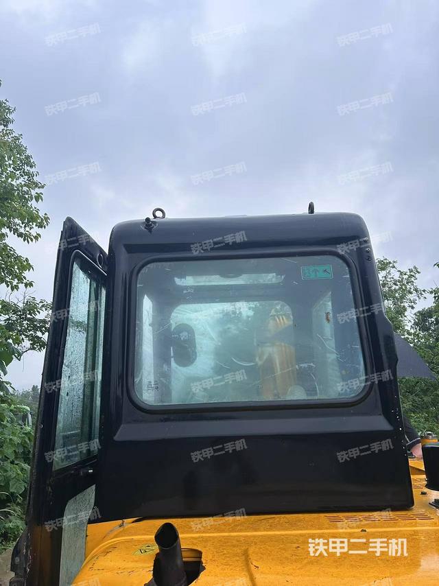 駕駛室頂部(整機(jī)外觀) 駕駛室頂部(整機(jī)外觀)