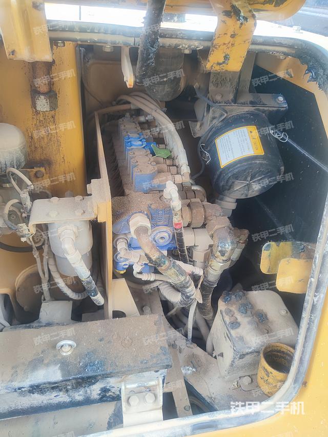 回转马达和主控阀(整机外观) 回转马达和主控阀(整机外观)