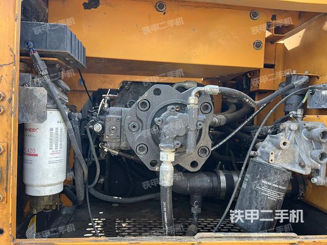 液壓泵艙室正面整體(整機(jī)外觀) 液壓泵艙室正面整體(整機(jī)外觀)