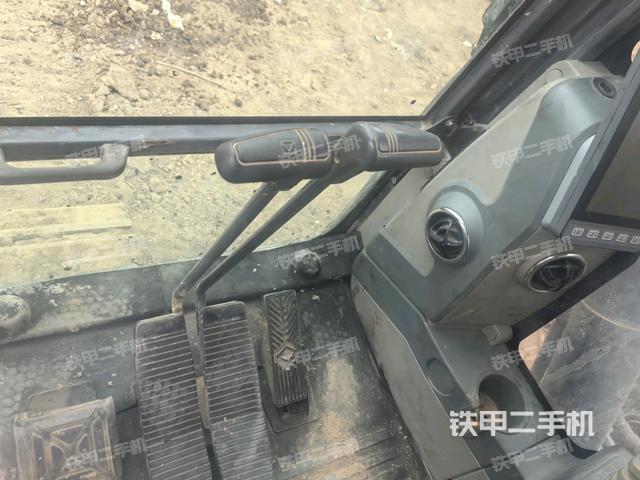 座椅左侧控制台/音响/含左手柄(驾驶室部分) 座椅左侧控制台/音响/含左手柄(驾驶室部分)