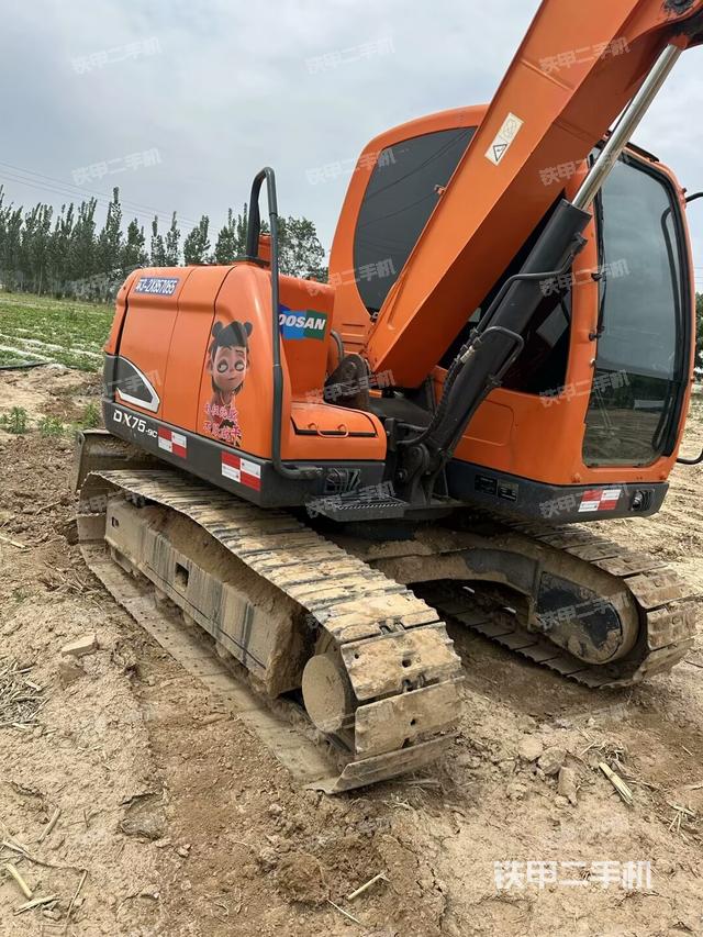 駕駛室整體(整機(jī)外觀) 駕駛室整體(整機(jī)外觀)