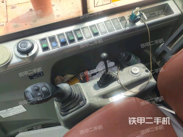 座椅右側(cè)控制臺(tái)/鑰匙門/油門/含右手柄（駕駛室部分）