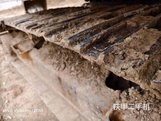 單側(cè)履帶整體(整機(jī)外觀) 單側(cè)履帶整體(整機(jī)外觀)