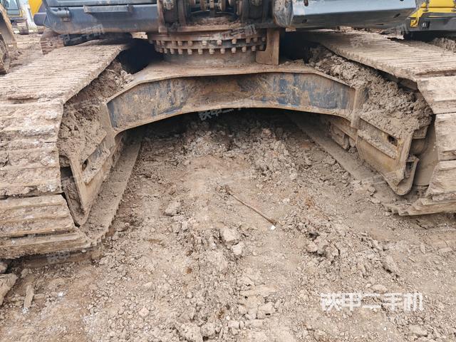 转盘和下车架正前(工作和回转装置) 转盘和下车架正前(工作和回转装置)