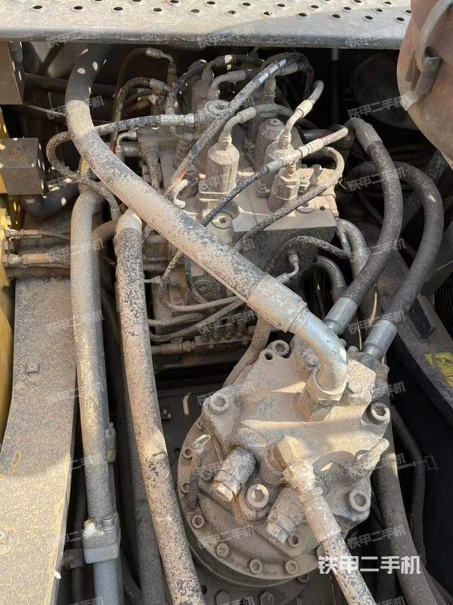 回轉(zhuǎn)馬達(dá)和主控閥（整機(jī)外觀）