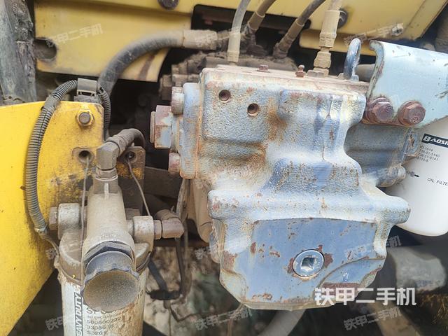 液压泵舱室正面整体(整机外观) 液压泵舱室正面整体(整机外观)