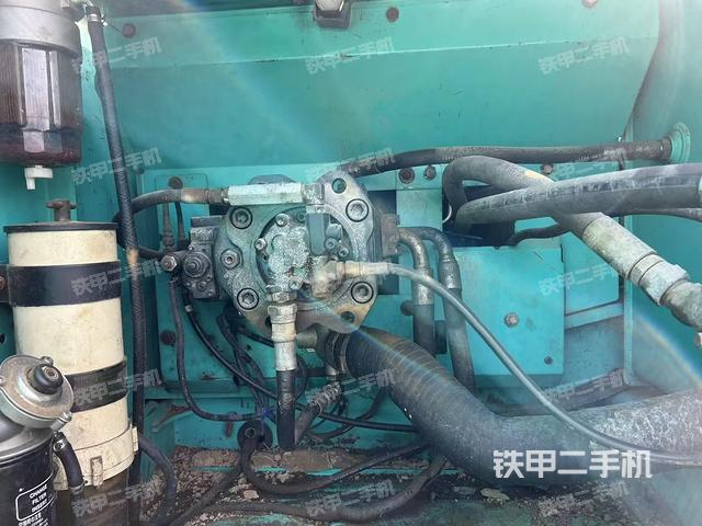液壓泵艙室正面整體(整機外觀) 液壓泵艙室正面整體(整機外觀)