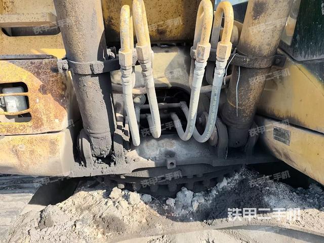 鏟斗右后整體(工作和回轉(zhuǎn)裝置) 鏟斗右后整體(工作和回轉(zhuǎn)裝置)