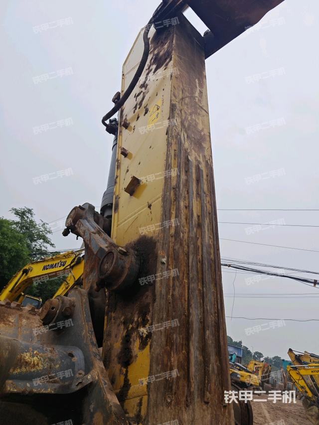 小臂整体左后(工作和回转装置) 小臂整体左后(工作和回转装置)