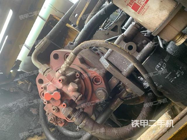 液压泵舱室正面整体（整机外观）