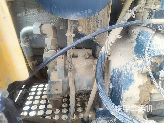 液压泵舱室正面整体(整机外观) 液压泵舱室正面整体(整机外观)