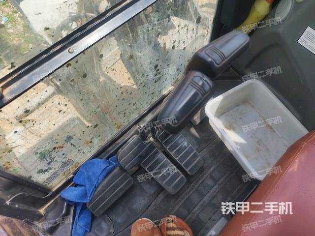 行走控制手柄和踏板?俯拍（駕駛室部分）