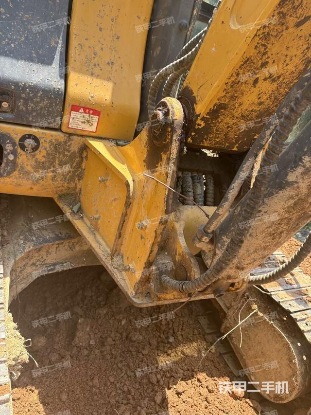 小臂整体右前(工作和回转装置) 小臂整体右前(工作和回转装置)