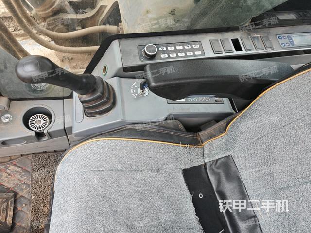 座椅右侧控制台/钥匙门/油门/含右手柄(驾驶室部分) 座椅右侧控制台/钥匙门/油门/含右手柄(驾驶室部分)