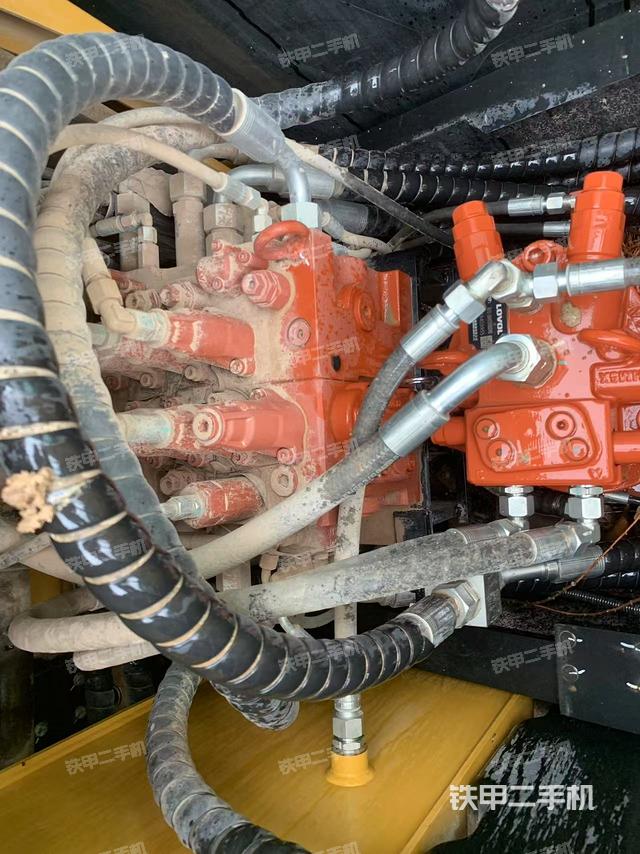 回转马达和主控阀(整机外观) 回转马达和主控阀(整机外观)