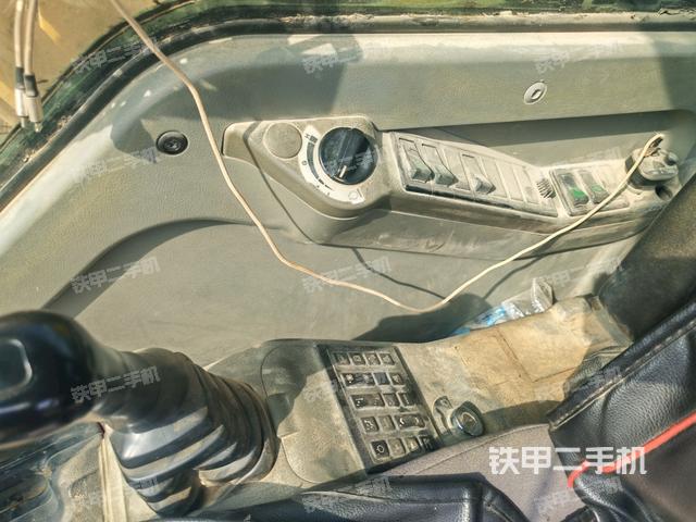 座椅右側(cè)控制臺(tái)/鑰匙門/油門/含右手柄(駕駛室部分) 座椅右側(cè)控制臺(tái)/鑰匙門/油門/含右手柄(駕駛室部分)