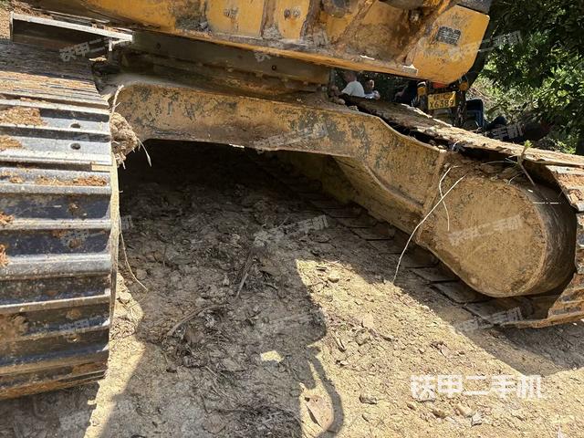 转盘和下车架正前(工作和回转装置) 转盘和下车架正前(工作和回转装置)