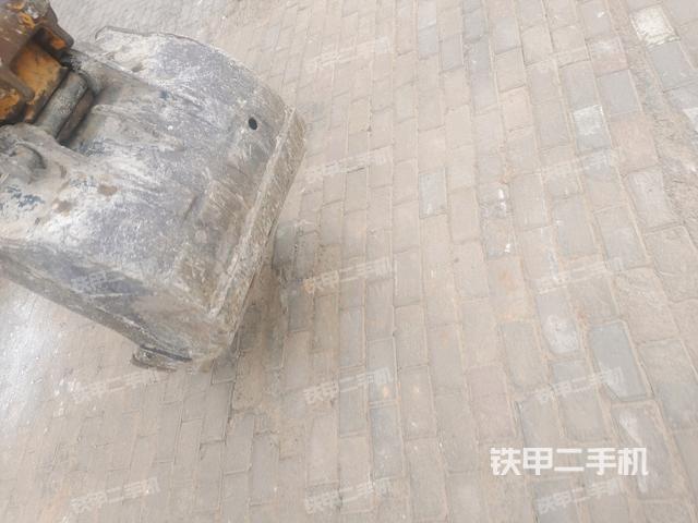 鏟斗右后整體(工作和回轉(zhuǎn)裝置) 鏟斗右后整體(工作和回轉(zhuǎn)裝置)