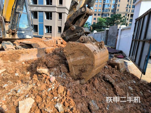 轉(zhuǎn)盤和下車架正前(工作和回轉(zhuǎn)裝置) 轉(zhuǎn)盤和下車架正前(工作和回轉(zhuǎn)裝置)