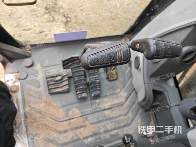 行走控制手柄和踏板?俯拍(駕駛室部分) 行走控制手柄和踏板?俯拍(駕駛室部分)