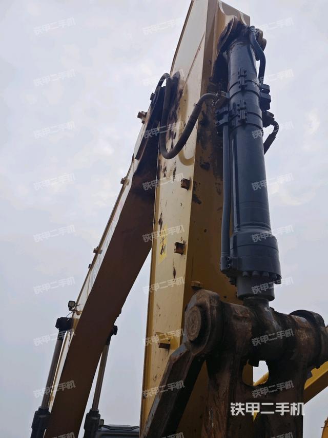 小臂整体右前(工作和回转装置) 小臂整体右前(工作和回转装置)