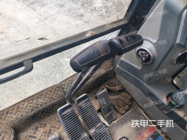 行走控制手柄和踏板?俯拍（駕駛室部分）