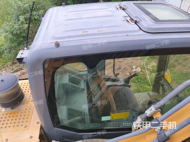 駕駛室頂部(整機(jī)外觀) 駕駛室頂部(整機(jī)外觀)