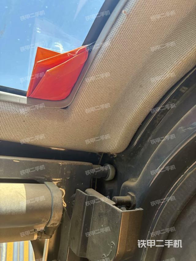 行走控制手柄和踏板 俯拍(驾驶室部分) 行走控制手柄和踏板 俯拍(驾驶室部分)