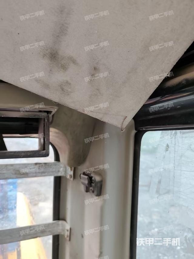 行走控制手柄和踏板?俯拍(駕駛室部分) 行走控制手柄和踏板?俯拍(駕駛室部分)