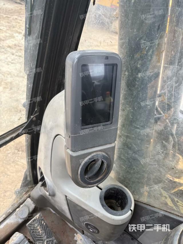 行走控制手柄和踏板?俯拍(駕駛室部分) 行走控制手柄和踏板?俯拍(駕駛室部分)