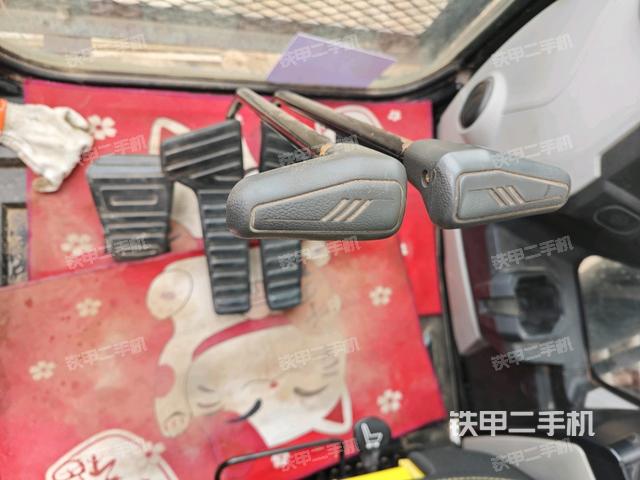 行走控制手柄和踏板?俯拍(駕駛室部分) 行走控制手柄和踏板?俯拍(駕駛室部分)