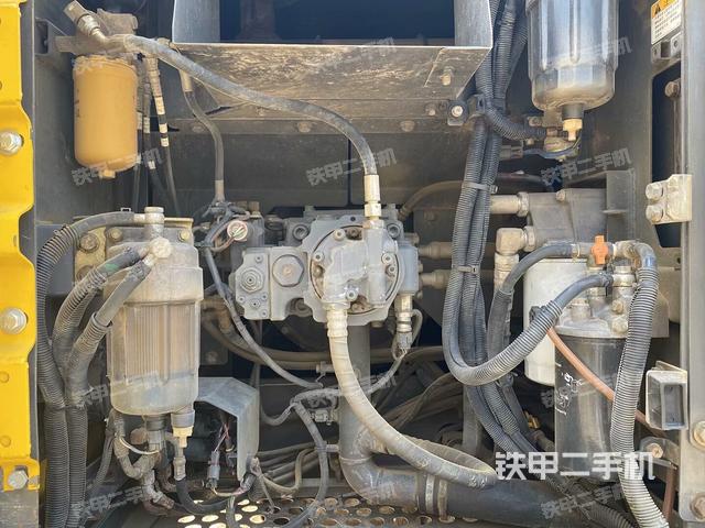 液壓泵艙室正面整體(整機外觀) 液壓泵艙室正面整體(整機外觀)